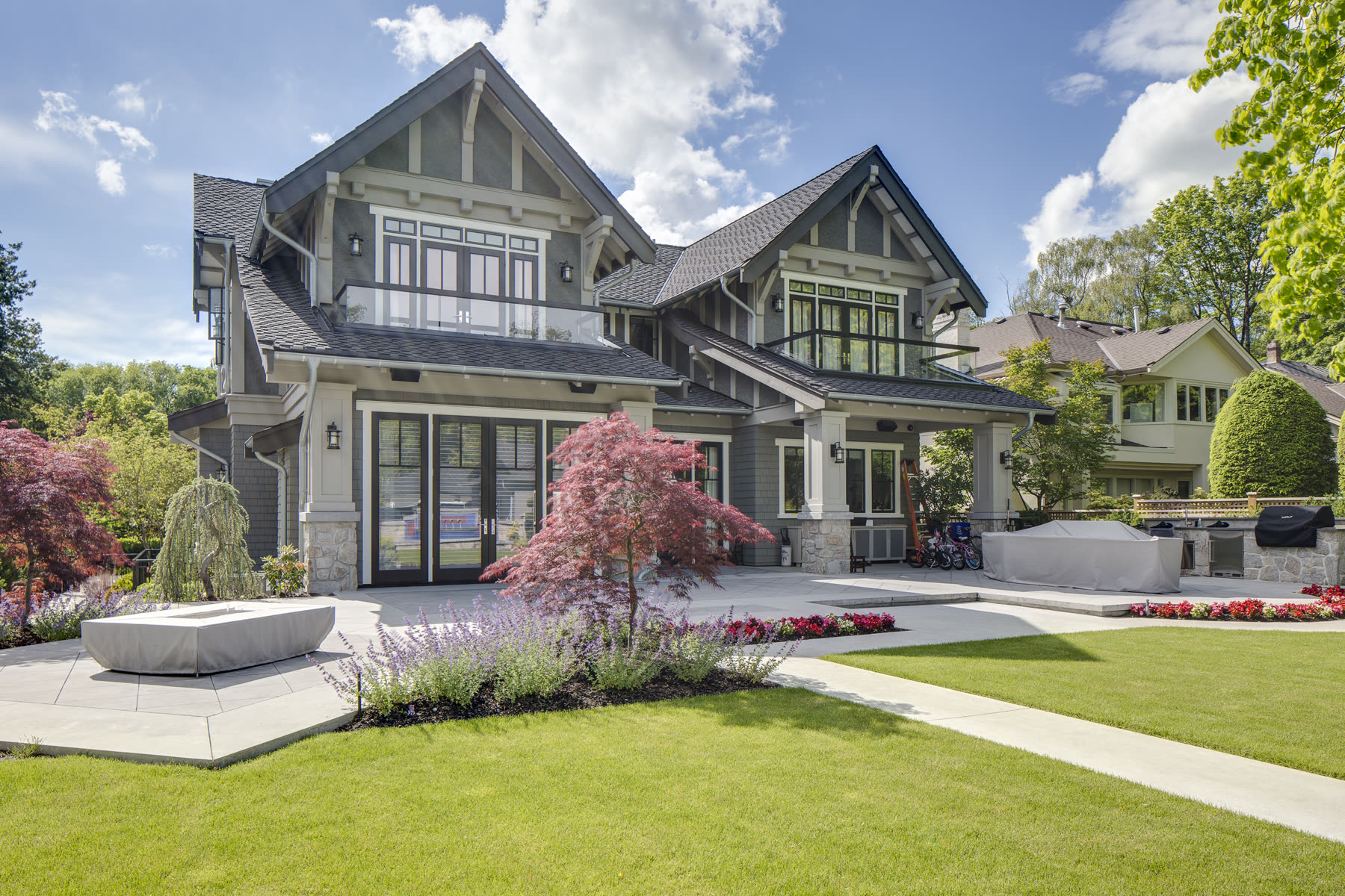 Adera Radiance, exterior