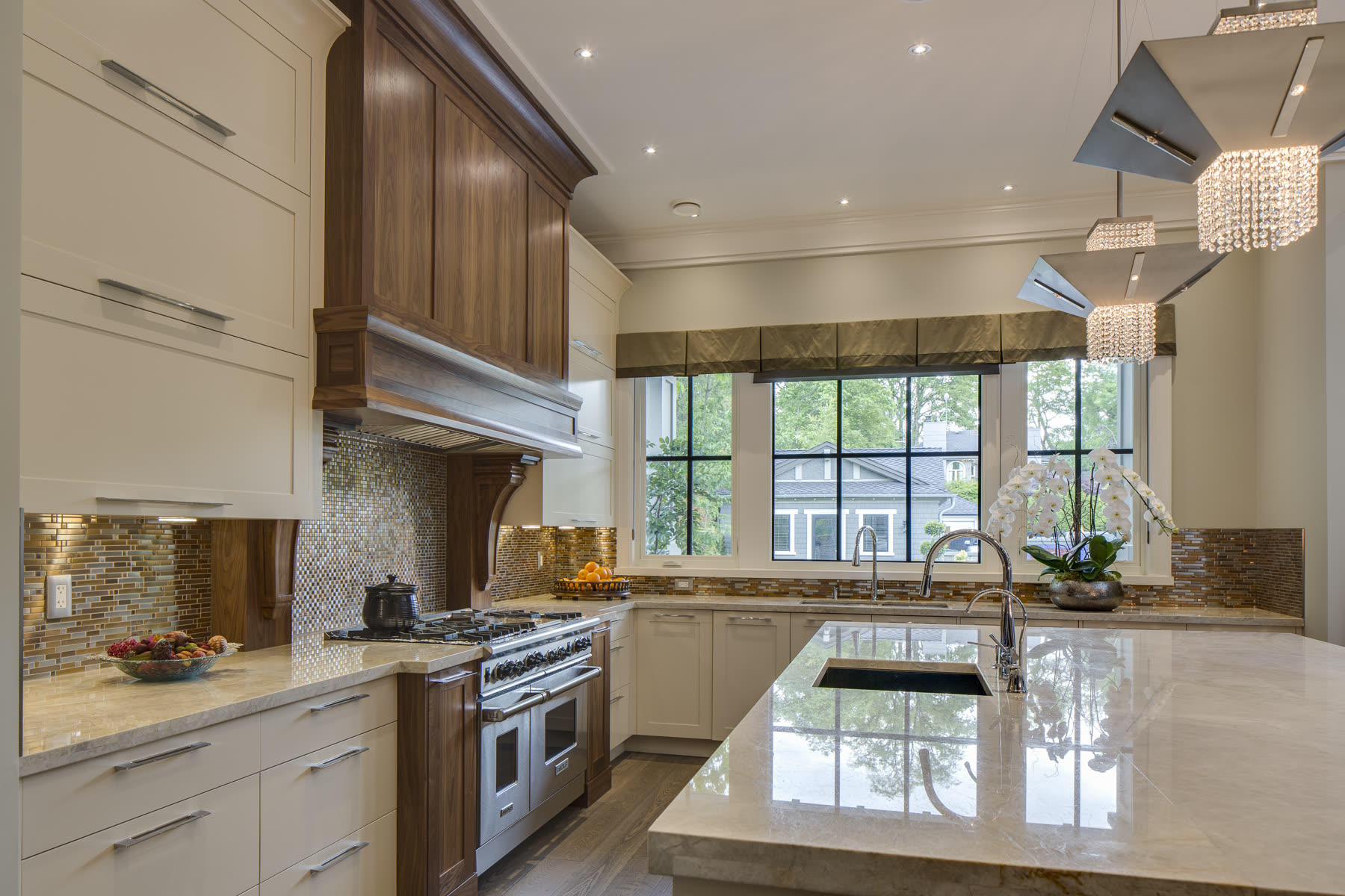 Adera Radiance, interior